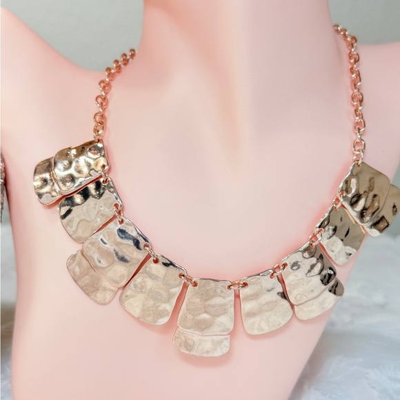 ⚜️ Elegant Gold Hammered Necklace - Picture 3 of 6